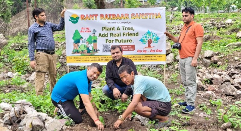 हरेला अभियान के तहत रंत रैबार संस्था ने यमकेश्वर बिजनी में किया वृक्षारोपण